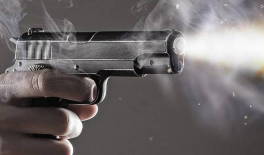 طفل يقتل شقيقته برصاصة طائشة